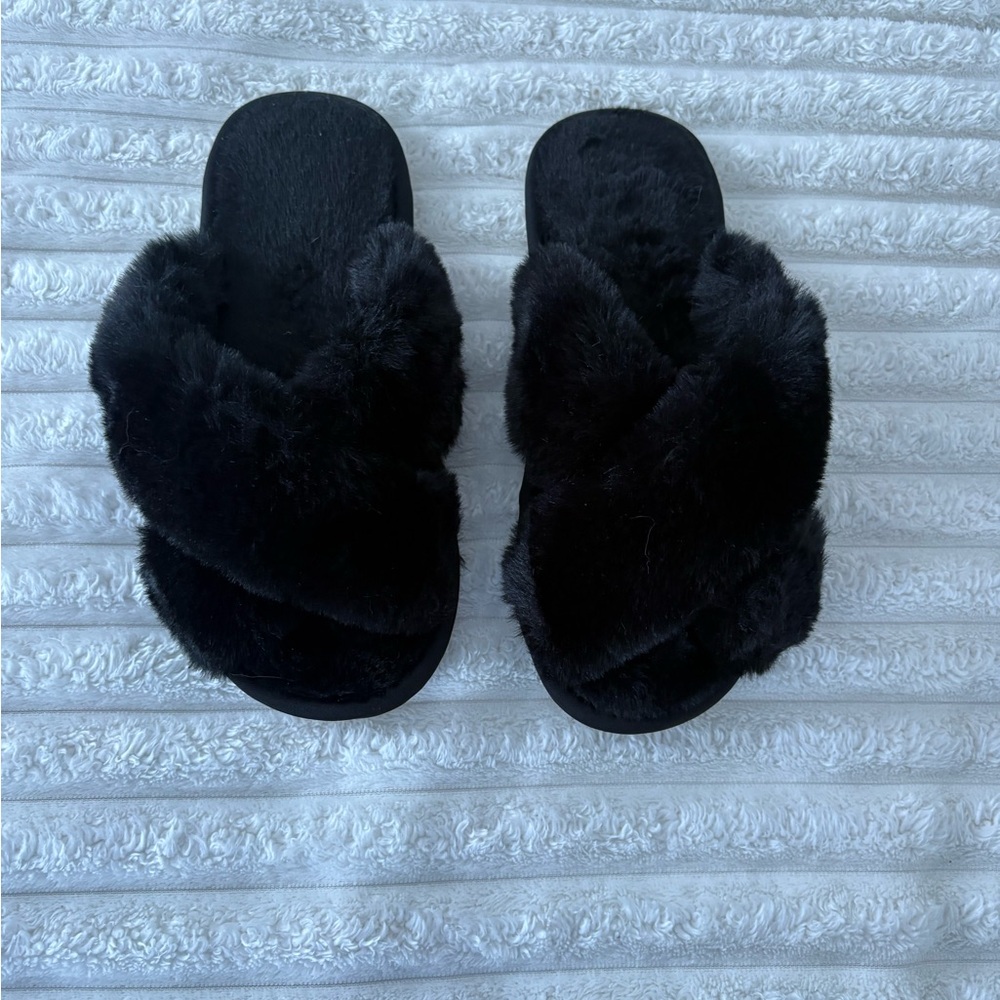 Women's Black Fuzzy Slippers
